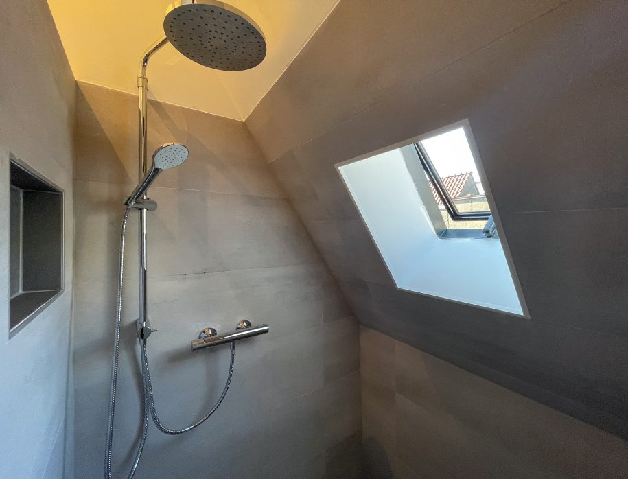 Millchamber's private bathroom with a daylight window and a shower with two showerheads